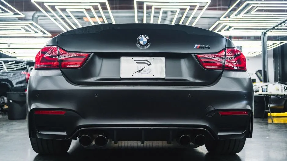 BMW M4, coupé sportif de la gamme BMW M, vu de trois quarts avant