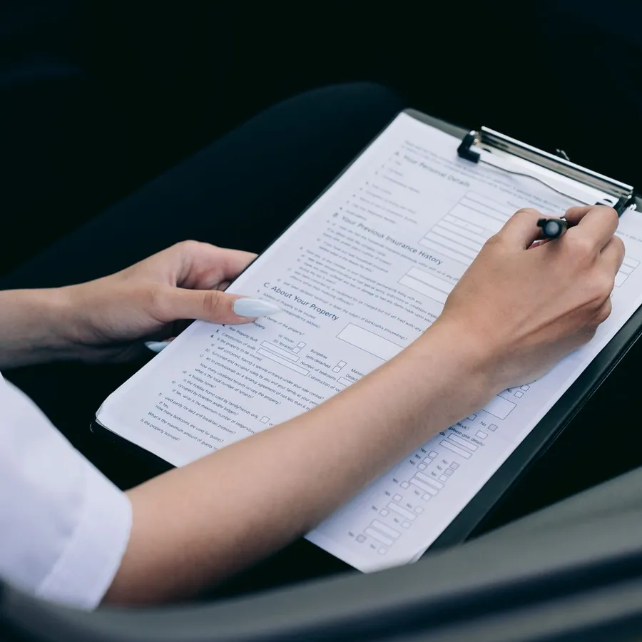Carnet d'entretien et documents d'une voiture d'occasion posés côte à côte