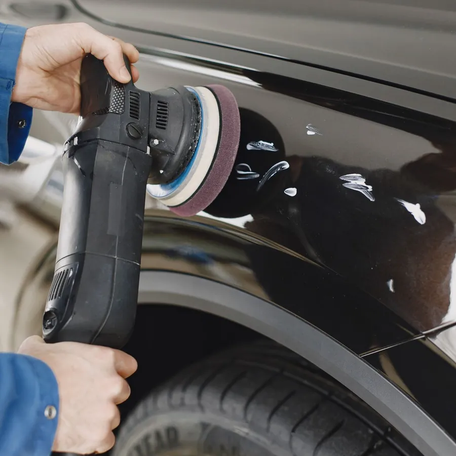 Inspection de la carrosserie et de la peinture d'une voiture d'occasion