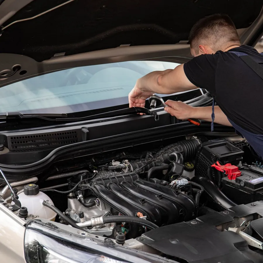 Contrôle du moteur d'une voiture d'occasion avant l'essai