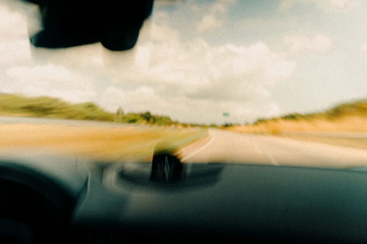 Essai routier d’une voiture sur une route de campagne