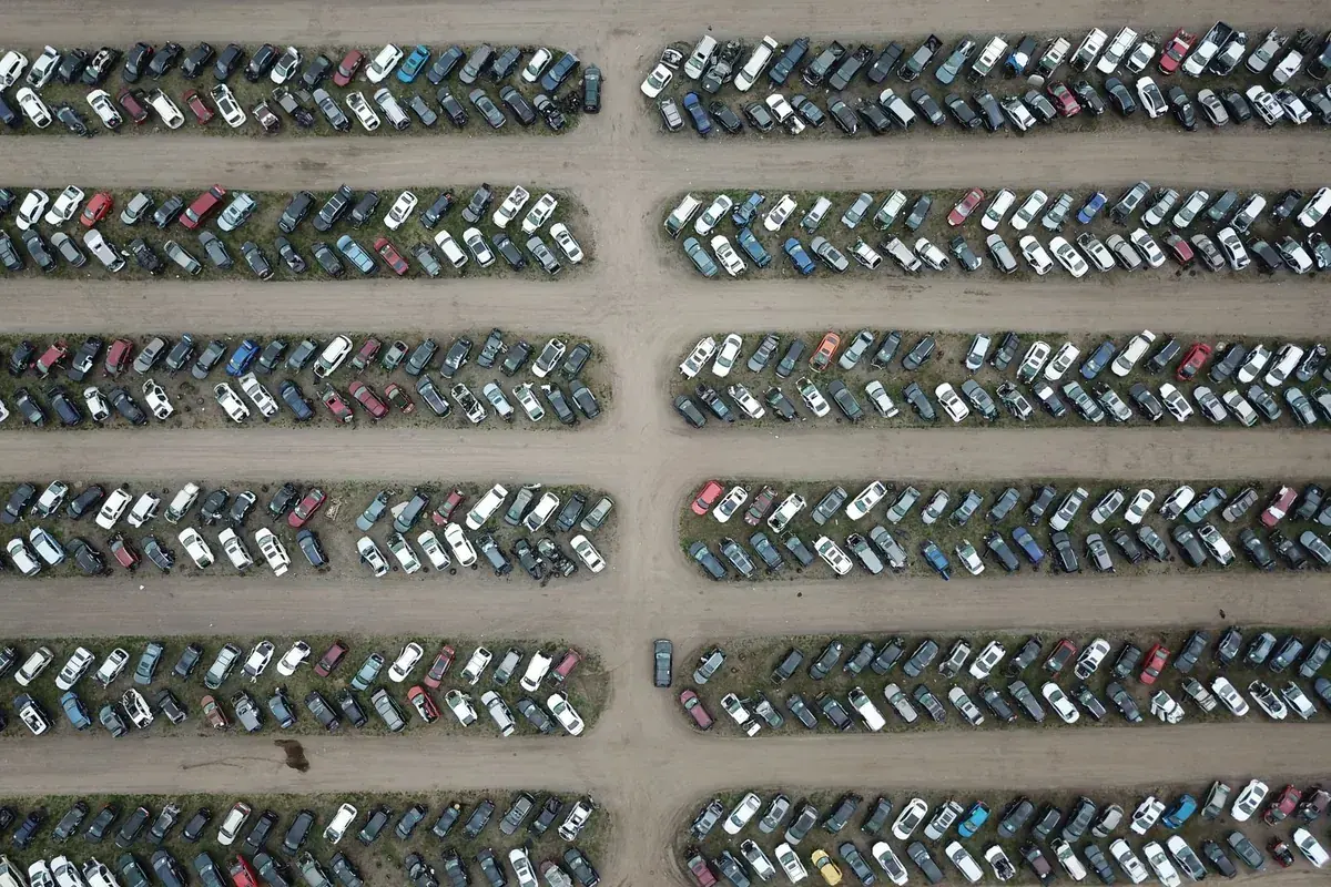 Voiture d’occasion examinée sur un parking